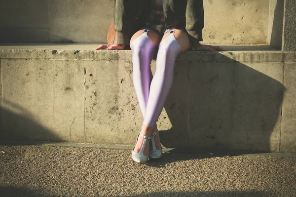 Woman in leggins sitting outside — Stock Photo, Image