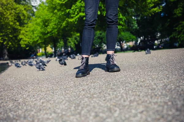 Ноги молодой женщины в парке — стоковое фото