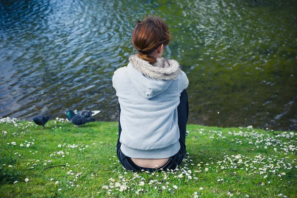 Giovane donna che riposa in acqua nel parco — Foto Stock