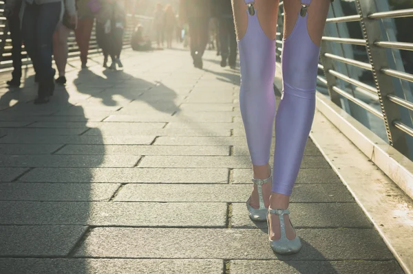 Kvinna i leggings går på bron — Stockfoto