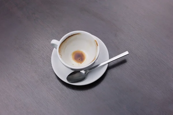 Taza de café vacía en la mesa — Foto de Stock
