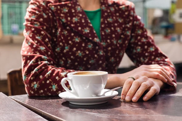 Mujer joven tomando café afuera —  Fotos de Stock