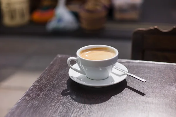 Cup of coffee on table outside — Stock Photo, Image