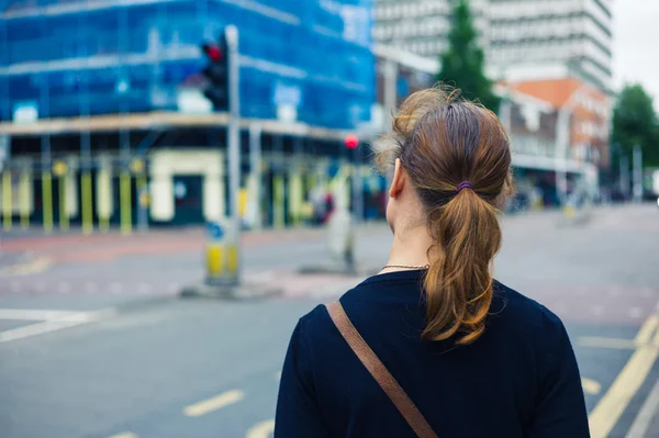 Jonge vrouw in de straat — Stockfoto