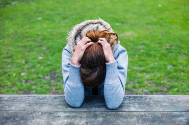 Park masadaki üzgün genç kadın