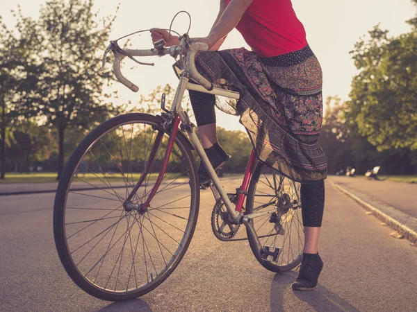 Femme à vélo au coucher du soleil — Photo