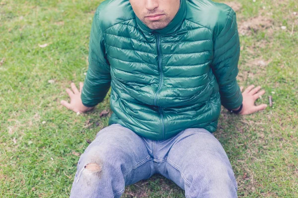 Mann mit zerrissenen Jeans auf Gras — Stockfoto