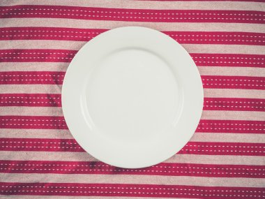 Beyaz çay havlu tabağa