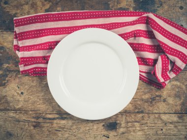 Beyaz plaka ve çay havlu ahşap tablo