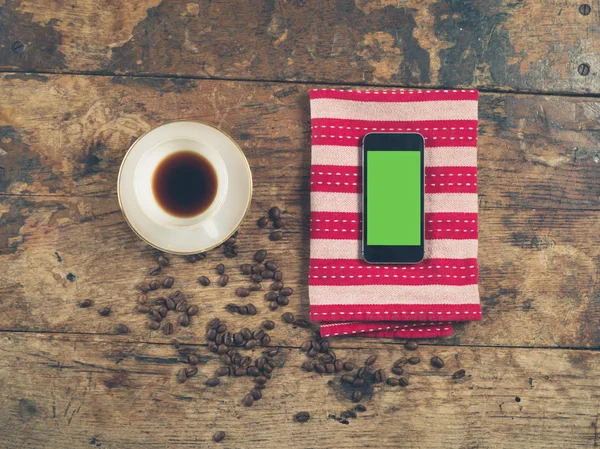 Conceito de café com copo e um telefone inteligente — Fotografia de Stock