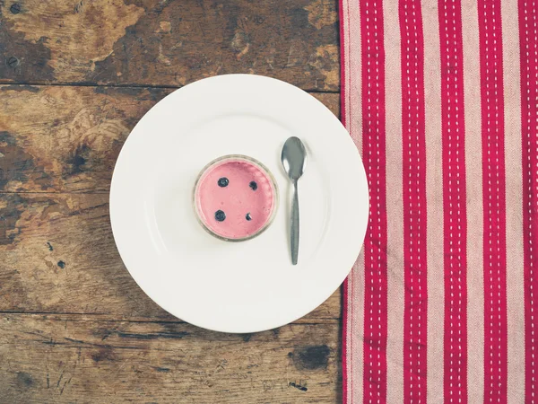 Joghurt auf Teller mit Geschirrtuch — Stockfoto