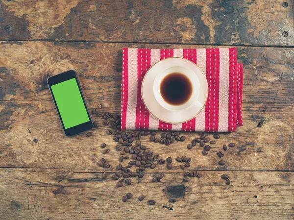 Conceito de café com copo e um telefone inteligente — Fotografia de Stock