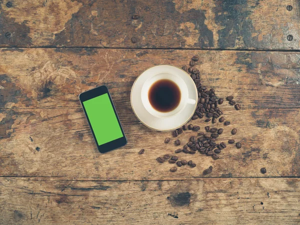 Conceito de café com copo e um telefone inteligente — Fotografia de Stock