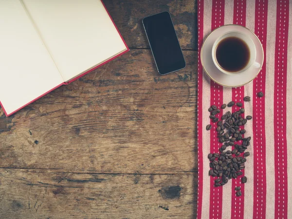 Kaffee-Konzept mit Tasse, Buch und Smartphone — Stockfoto