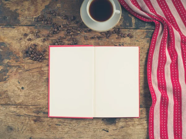 Koffie concept met cup en boek — Stockfoto