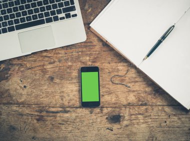 Not defteri ve laptop ile akıllı telefon genel kavram