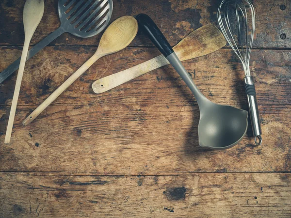 Utensílios de cozinha em mesa de madeira — Fotografia de Stock