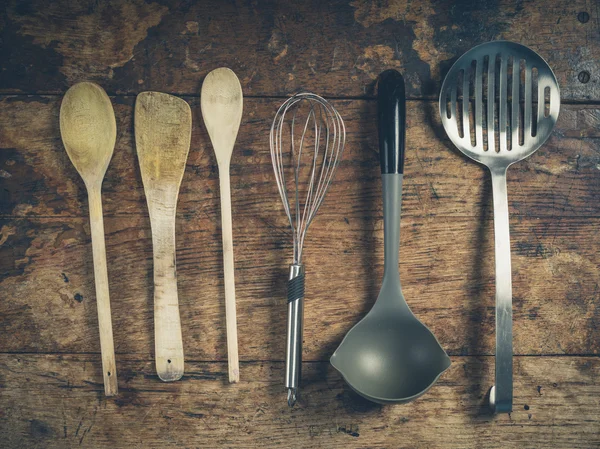 Mutfak aletleri ahşap masada.