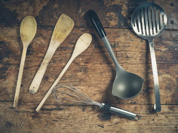 Utensílios de cozinha em mesa de madeira — Fotografia de Stock