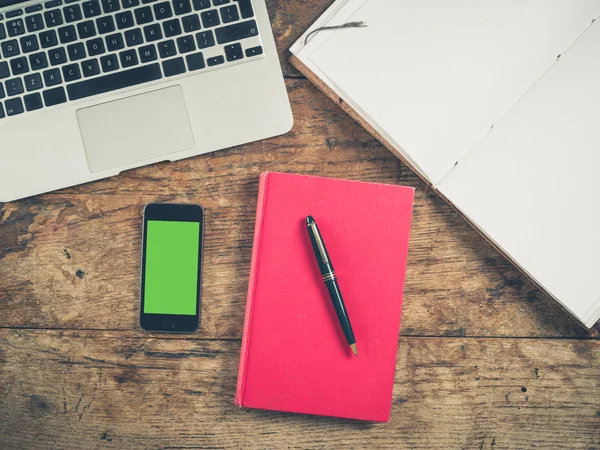 Smartphone-Konzept mit Büchern und Laptop — Stockfoto