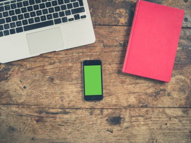 Dizüstü bilgisayar, kitap ve akıllı telefon