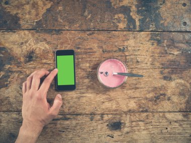 Erkek el yoğurt ile akıllı telefon kullanma