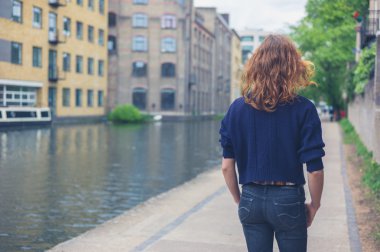 Canal City tarafından yürüyen genç kadın