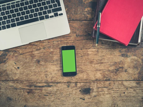 Kitap ve dizüstü bilgisayar ile akıllı telefon genel kavram