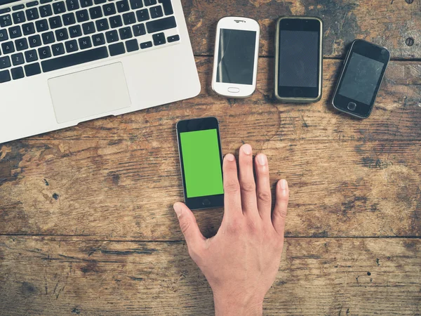 Erkek el akıllı telefonları ve dizüstü bilgisayar kullanarak