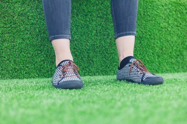 Astro çim üzerinde genç kadın ayakları — Stok fotoğraf