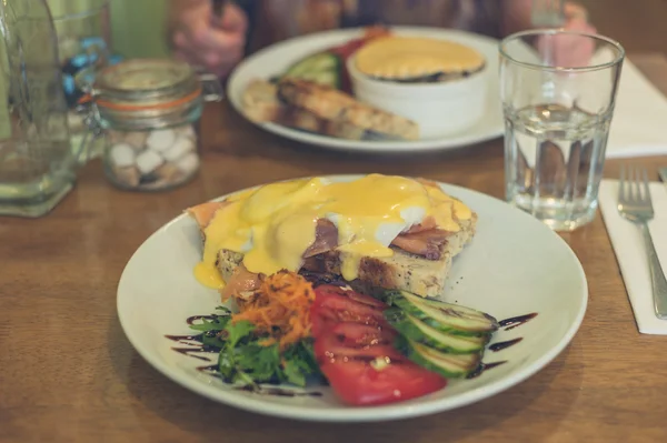 Uova royale con salmone nel caffè — Foto Stock