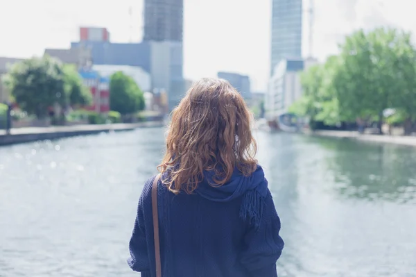 Şehir suya bakarak kadın — Stok fotoğraf