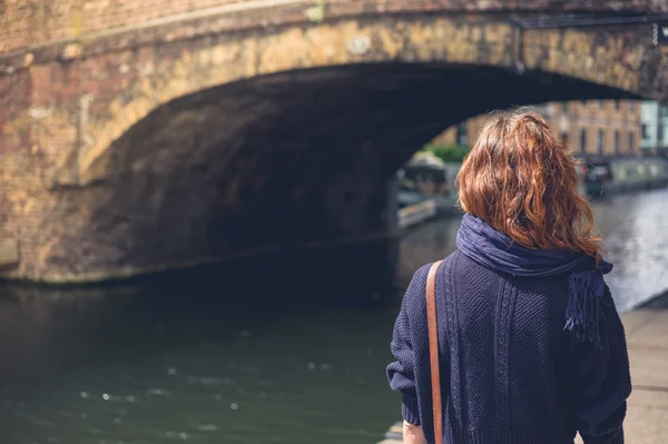 Genç kadın köprü ve kanal tarafından
