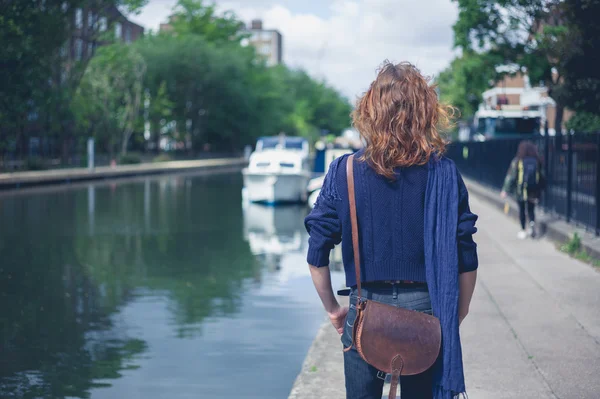 Junge Frau steht am Kanal — Stockfoto