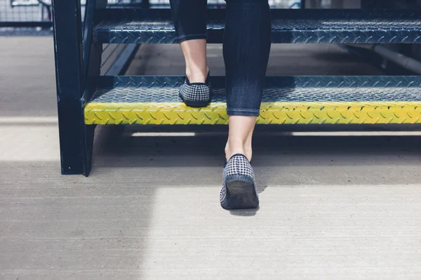 Mujer subiendo escaleras de metal —  Fotos de Stock