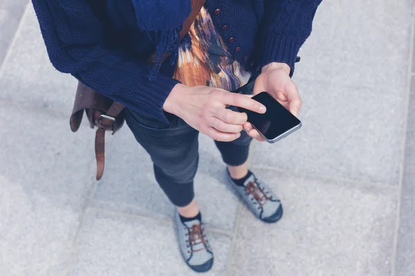 Jonge vrouw met behulp van slimme telefoon buiten — Stockfoto