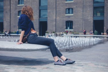 Granit bankta oturan genç kadın