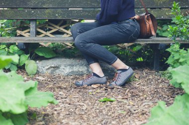 ormandaki bankta oturan kadın