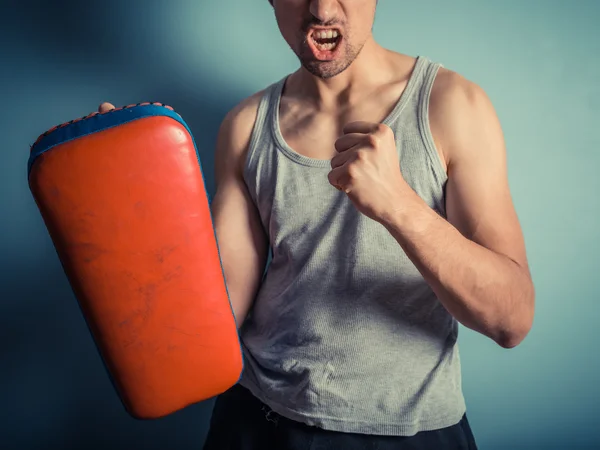 Atlético joven con almohadillas de artes marciales — Foto de Stock