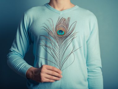 Tavus kuşu tüyü ile genç adam