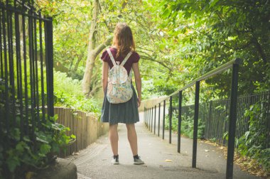 Orman korkuluk tarafından duran kadın