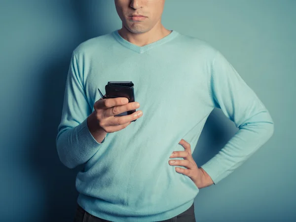 Hombre joven usando el teléfono inteligente — Foto de Stock