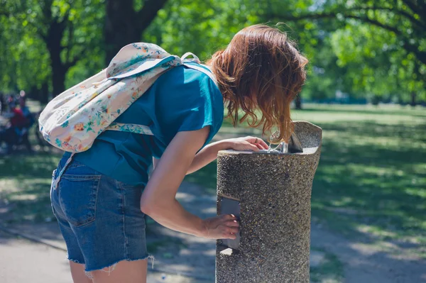 Fiatal nő iszik, szökőkút, Park — Stock Fotó