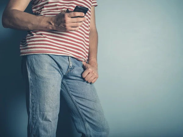 Mladý muž používající chytrý telefon — Stock fotografie