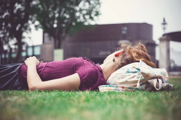 Jovem mulher relaxante no parque — Fotografia de Stock