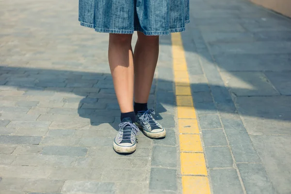 Benen van vrouw tanding in de straat — Stockfoto