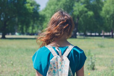 Genç kadın çayır arıyor