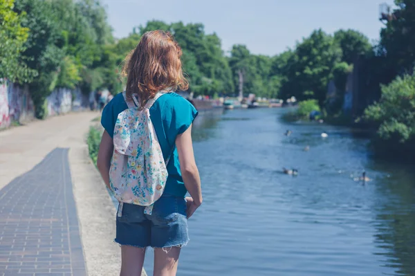 Mujer joven parada junto al canal —  Fotos de Stock