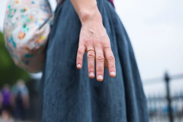 Jonge vrouw uitbreiding hand — Stockfoto