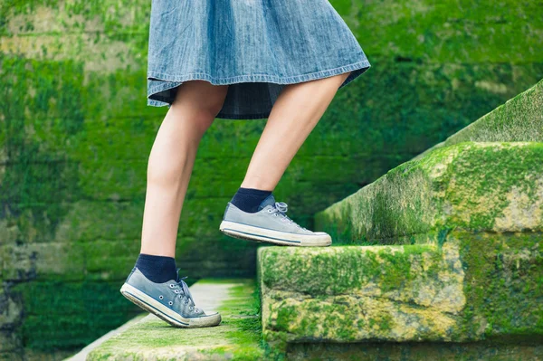 Mujer subiendo escaleras cubiertas de musgo —  Fotos de Stock